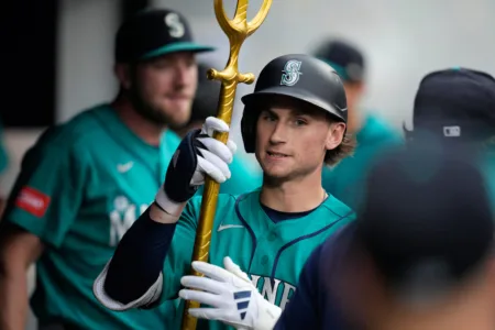 Emerson homers as the Mariners beat the Guardians